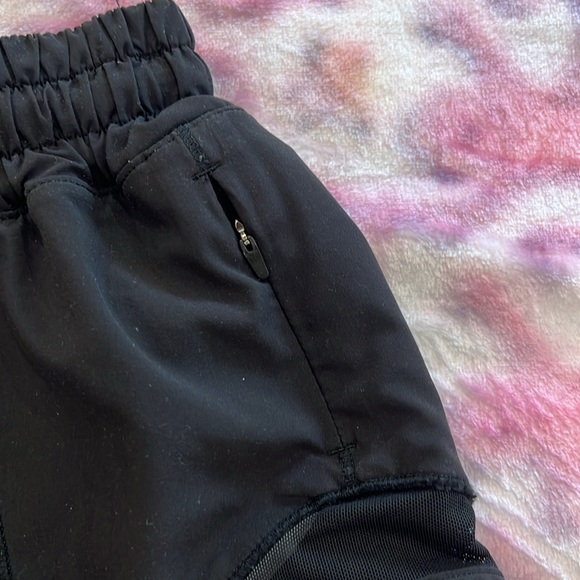 🪩Black Lululemon Hotty Hots! 2.5in Inseam! Size 2! Perfect Condition!🪩 - Picture 3 of 8